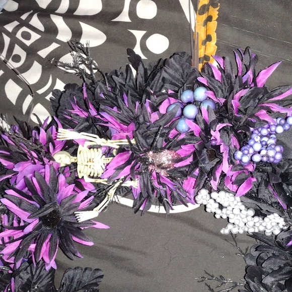 Spooky Wreath & Hanger - Picture 3 of 10